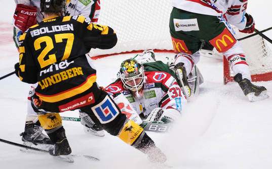 Frölundas målvakt Johan Gustafsson räddar ett skott