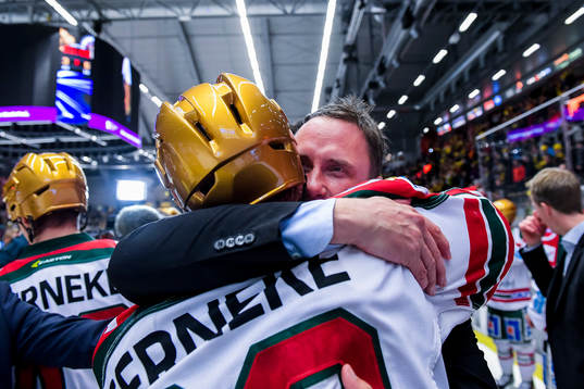 Frölundas tränare Roger Rönnberg jublar