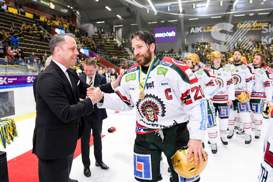 Frölundas Joel Lundqvist gratuleras av SHLs VD Jörgen