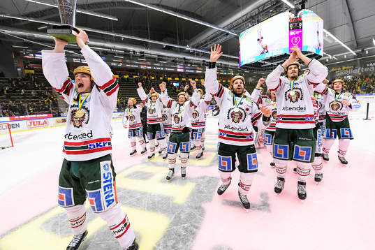 Frölundas spelare jublar