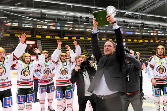 Frölundas tränare Roger Rönnberg  jublar