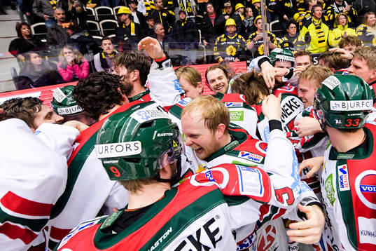 Frölundas spelare jublar