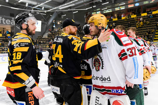 Skellefteås Pontus Petterström och målvakt Erik Hanses