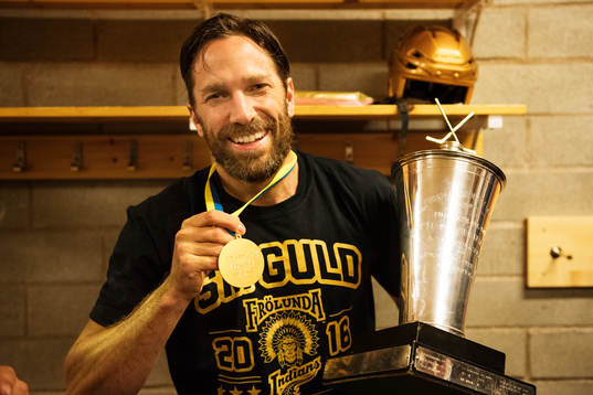 Frölundas Joel Lundqvist poserar med sin guldmedalj och