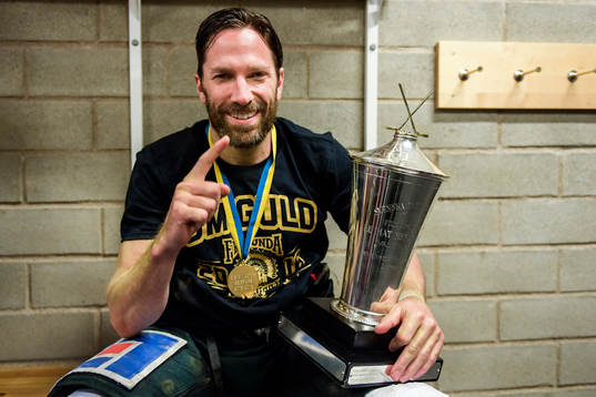 Frölundas Joel Lundqvist jublar med LeMat-pokalen
