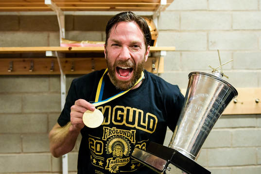 Frölundas Joel Lundqvist jublar med guldmedalj och
