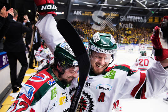 Frölundas Patrik Carlsson och Nicklas Lasu jublar på
