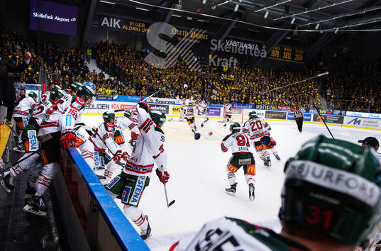 Frölundas spelare jublar på slutsignalen