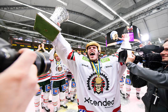 Frölundas målvakt Johan Gustafsson jublar