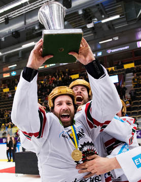 Frölundas Joel Lundqvist jublar med lagkamrater när han