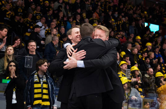 Frölundas tränare med Roger Rönnberg i mitten kramar om
