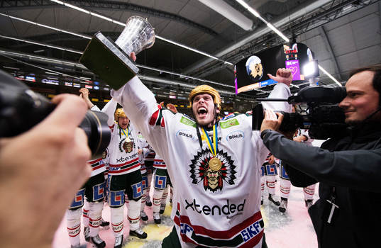 Frölundas målvakt Johan Gustafsson jublar med SM-pokalen
