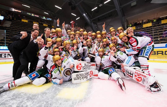 Frölundas spelare jublar med SM-pokalen