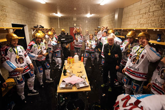 Frölundas spelare jublar i omklädningsrummet