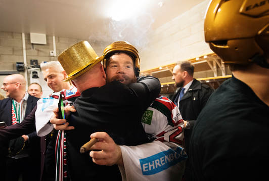 Frölundas Robin Figren kramas i omklädningsrummet