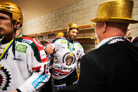 Frölundas Joel Lundqvist jublar i omklädningsrummet