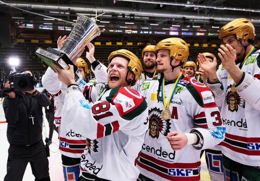 Frölundas Ryan Lasch jublar med SM-pokalen