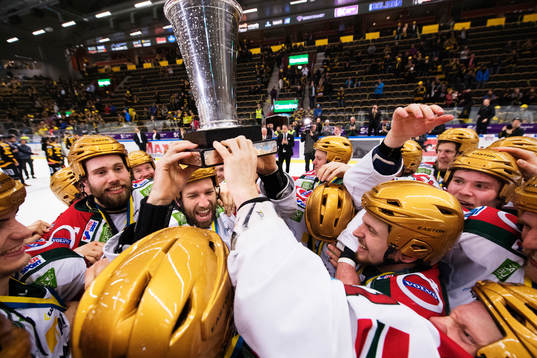 Frölundas Joel Lundqvist håller upp SM-pokalen och jublar