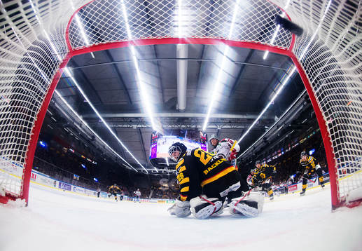 Frölundas Ryan Lasch skjuter in 2-5 bakom Skellefteås