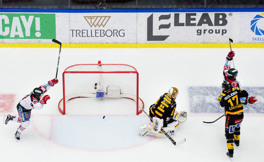 Frölundas Ryan Lasch och Artturi Lehkonen jublar vid