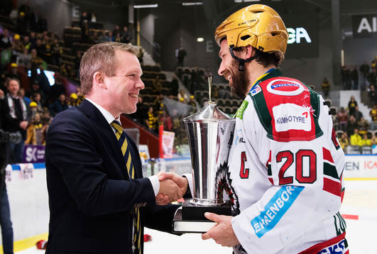 Anders Larsson, ordförande Ishockeyförbundet, delar ut
