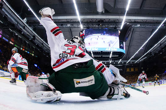 Frölundas målvakt Johan Gustafsson släpper in