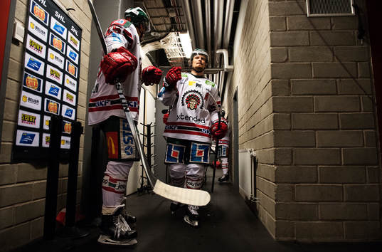 Frölundas Oliver Lauridsen och Nicklas Lasu på väg ut