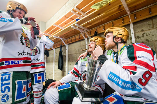 Frölundas Spencer Abbott jublar med pokalen och cigarr