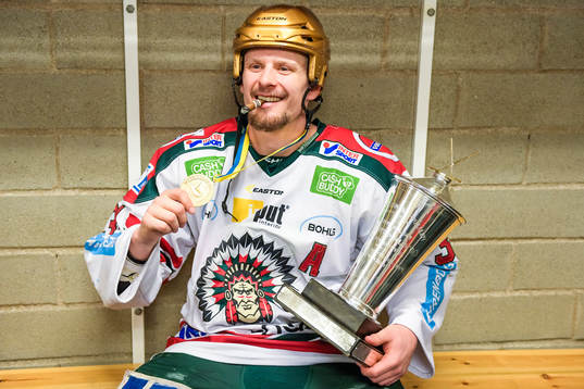 Frölundas Nicklas Lasu  jublar med pokalen och cigarr