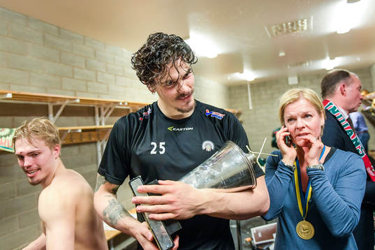 Frölundas Oliver Lauridsen jublar med pokalen och cigarr