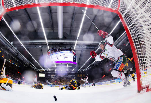 Frölundas Ryan Lasch jublar när 0-3-pucken från Artturi