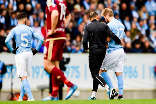 Malmö FFs Rasmus Bengtsson lämnar planen skadad