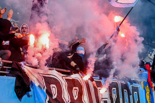 Malmö FFs supportrar med bengaler