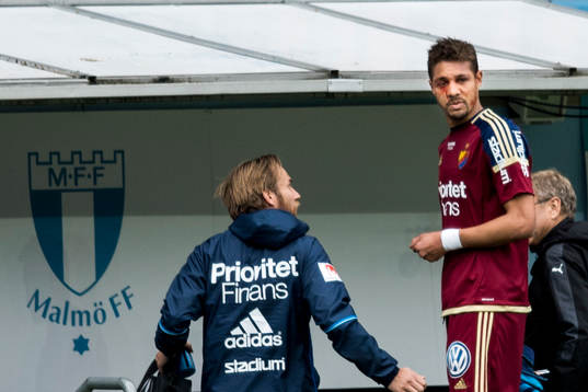 Djurgårdens Mathias Ranegie blöder från huvudet när han
