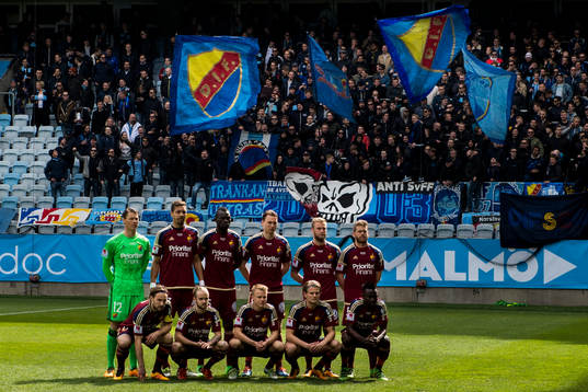 Djurgårdens spelare ställer upp för en lagbild