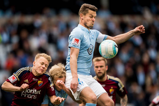 Malmö FFs Markus Rosenberg och Franz Brorsson i luftduell