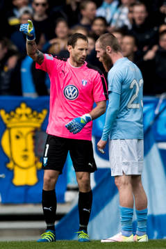 Malmö FFs målvakt Johan Wiland i samtal med Jo Inge Berget