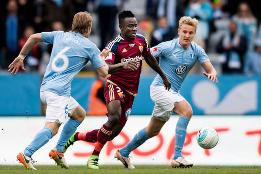 Djurgårdens Sam Johnson mot Malmö FFs Oscar Lewicki och