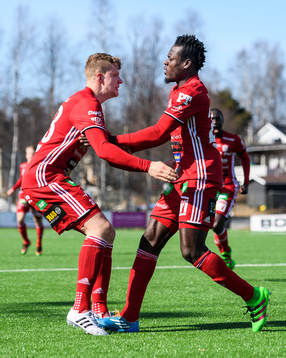 s Robert Hammarstedt jublar tillsammas med Piteå IF:s