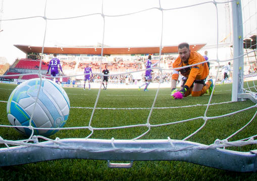 IFK Göteborgs målvakt John Alvbåge slänger sig