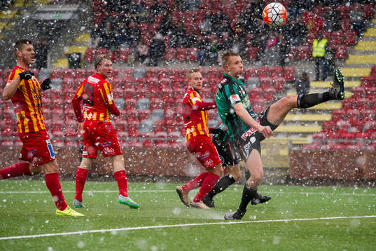 Varbergs Ivan Näsberg tar emot bollen i straffområdet