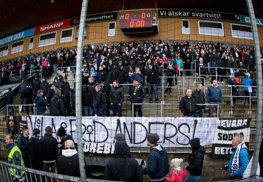 Örebrofansen med en banderoll för att hylla
