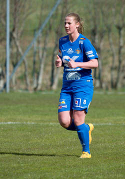 Sunnanås Olivia Holm   fotbollsmatchen i Elitettan mellan
