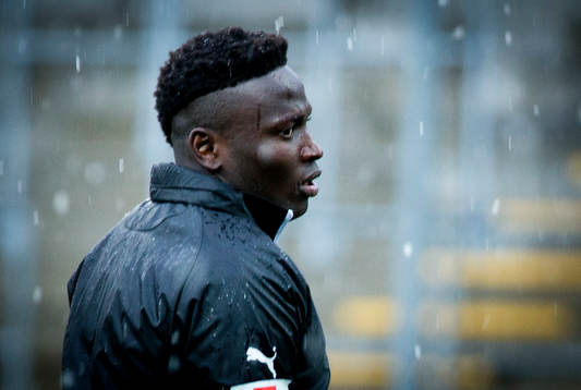 Örebros Alhassan Kamara med snö i bakgrunden