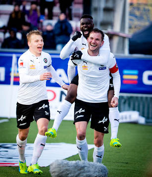 Örebros Maic Sema gör 3-2 och jublar med Robert Åhman