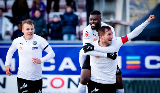 Örebros Maic Sema gör 3-2 och jublar med Robert Åhman