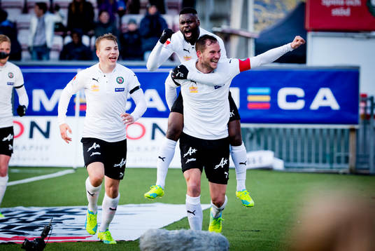 Örebros Maic Sema gör 3-2 och jublar med Robert Åhman