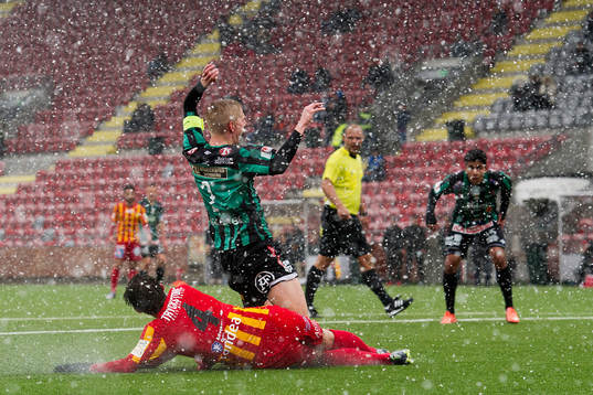 Varbergs Erik Lund tacklas av Syrianskas Robin Book