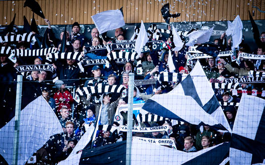 Örebros supportrar jublar