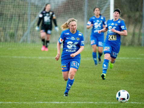 Sunnanås Wilma Vidmark  fotbollsmatchen i Elitettan mellan